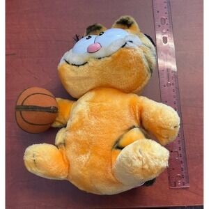 Vintage Garfield Plush Toy: "Shootin' Hoops" (by Dakin) BASKETBALL Player